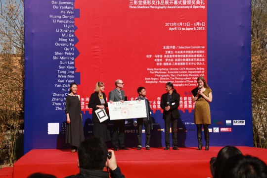 李俊上台领奖 获得八万元创作基金