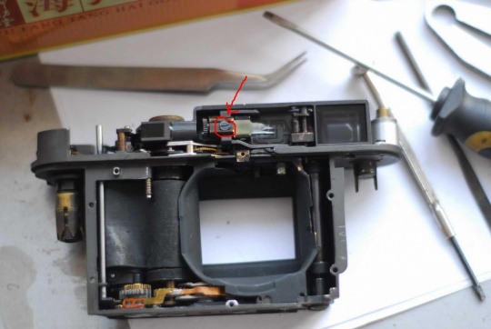 徕卡相机受撞击后黄斑不能上下重叠的故障维修