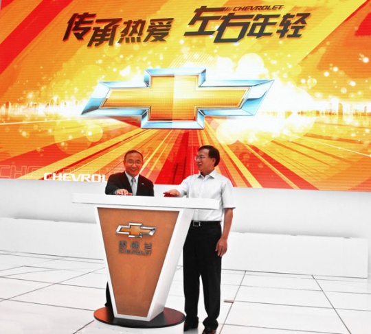 上海通用汽车雪佛兰市场营销部部长吴冰与浙江卫视党委书记金玉泉共同启动 雪佛兰品牌成为“中国好声音”第二季独家汽车战略合作