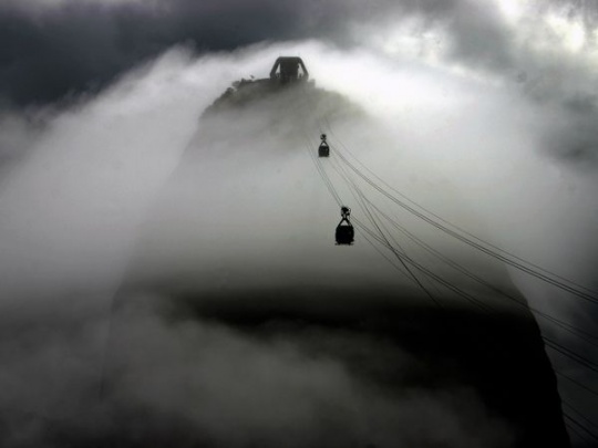 缆车 巴西 里约热内卢，缆车穿过云端。 Craig Hayman 摄