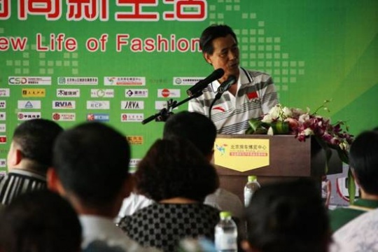 2012第五届展会之中国房车露营旅游发展论坛，郦春韦发表主题演讲