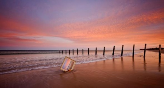 EOS 5D MarkⅡ 快门：0.5s 光圈：f/8.0 ISO：感光度100 焦距16mm作品拍摄于南澳大利亚阿德莱德的莫阿娜海滩（Moana Beach）。“开始迷恋日出时候的光线，没有直射入眼的阳光，有的只是淡淡、悄悄变化的颜色。”