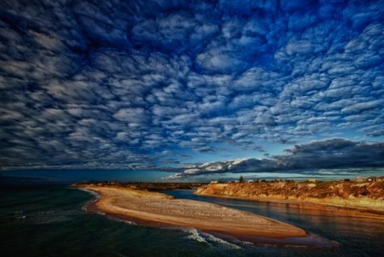 EOS 60D EF 17-40mm f/4曝光时间 15秒 光圈：f/18， 焦距：35mm ISO：100 2010年澳洲最干净的海滩， Onkaparinga River的出海口