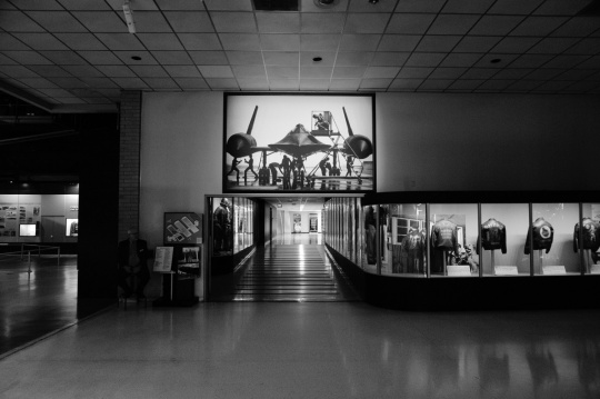 继续上美国空军博物馆的图片，这一张是在从二战战天通往<span class='mosaic'>※※</span>展厅的走廊拍的。