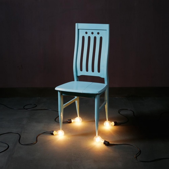 一把椅子和四个100瓦灯泡