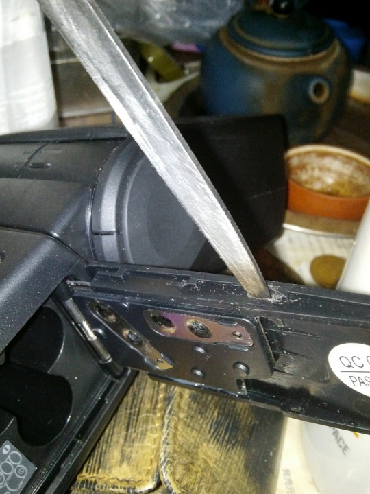 永诺568EXII闪光灯电池仓卡榫断裂的DIY维修实录