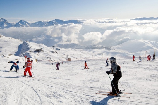 EOS 70D， EF-S 18-135mm，ISO：400、1/250S、F22、焦段：18mm 天气晴朗的冬日，空气格外清新，带上自己的相机去室外滑雪场感受自然的美，拍摄、欣赏美景。