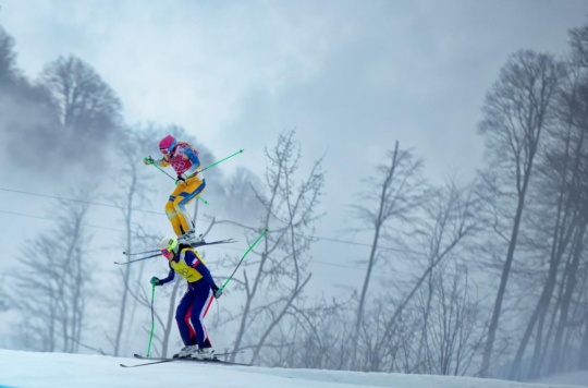 2014年2月21日，选手在索契冬奥会自由式滑雪女子障碍争先赛决赛中。