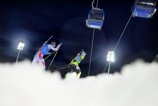 2014年2月19日，两名选手在索契冬奥会男子冬季两项比赛中。