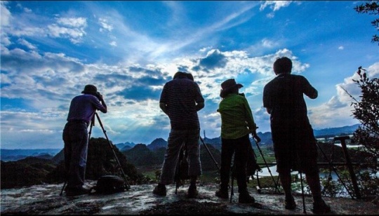 摄影师汇聚山顶，捕捉唯美的普者黑光影