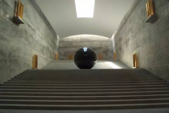 Walter De Maria装置艺术作品之一：贴金木雕和直径为2.2米的球体组合而成的空间