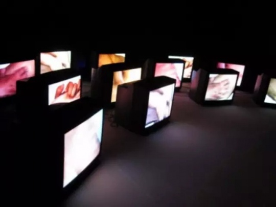《不确切的快感》10视频10画面录像装置，录像装置现场，1996年