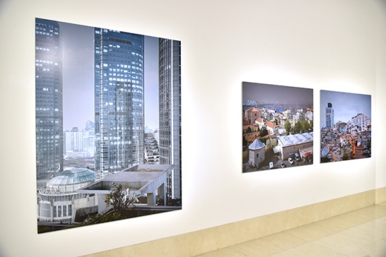 《无时境》展览现场。左一影像的画幅达到1.9x1.5m。