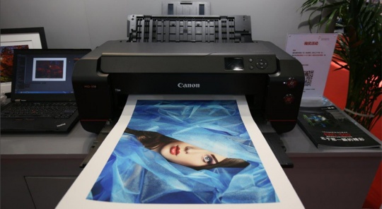 现场展出了佳能专业照片喷墨打印机新品imagePROGRAF PRO-500