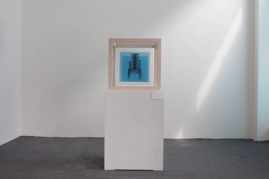 《蚂蚁过河》 标题：The Isometric/ 等轴晶系  媒介： X 光胶片、玻璃、和木头，  尺寸：53.6x53.6x53.6 cm，  时间：2014