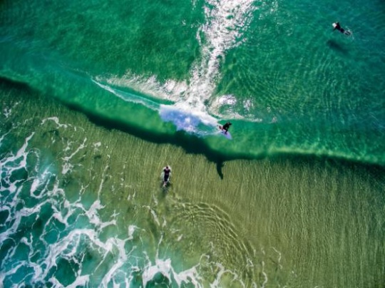 冲浪丨拍摄：Eric Peniata  墨西哥海岸的冲浪者，他们挑战自然，也向自然致敬。https://www·skypixel·com/photos/favs-621116f4-84b4-47d4-8551-74b23faece82