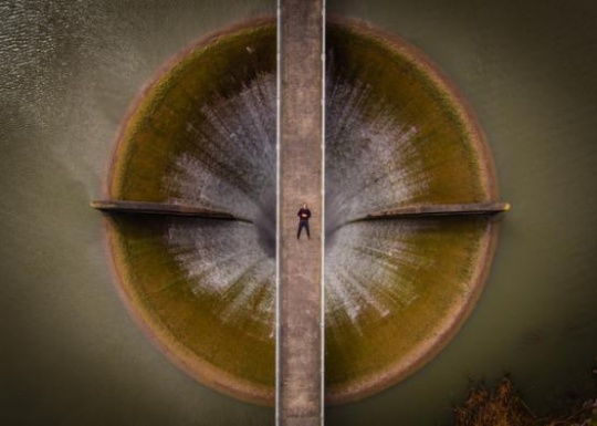 泄洪道上的自拍丨摄影：dixonltd_user  摄影师遥控无人机在空中悬停，躺在泄洪道上，拍摄了这一幕。