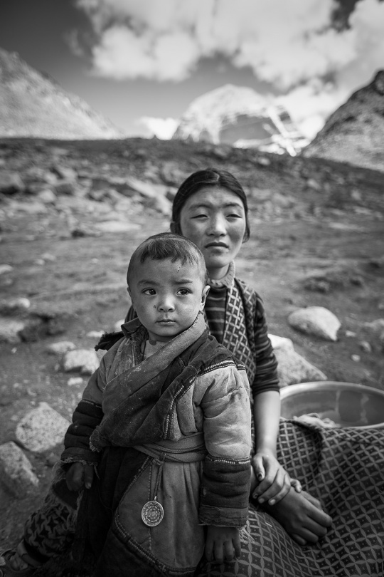 《冈仁波齐下的母子》摄于西藏阿里普兰止热寺