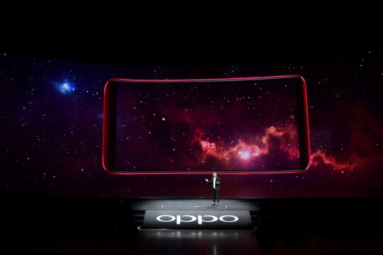 OPPO R11s红色版采用沉浸感更强的“星幕屏”设计
