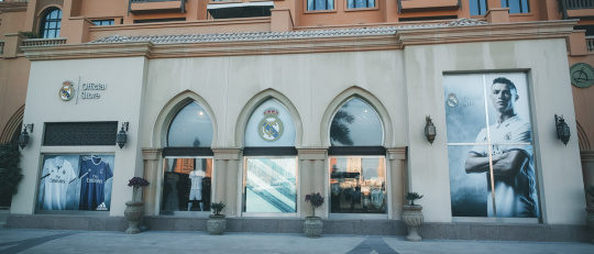 岛上还有皇马专卖店。实际上卡塔尔领导人还是巴黎圣日耳曼俱乐部的老板