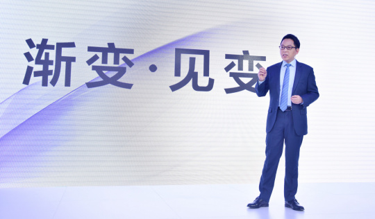 OPPO副总裁吴强在春季新品媒体沟通会上发表主题演讲