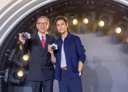 佳能（中国）董事长兼首席执行官小泽秀树与佳能EOS代言人陈坤鼓励更多人拿起相机拍照