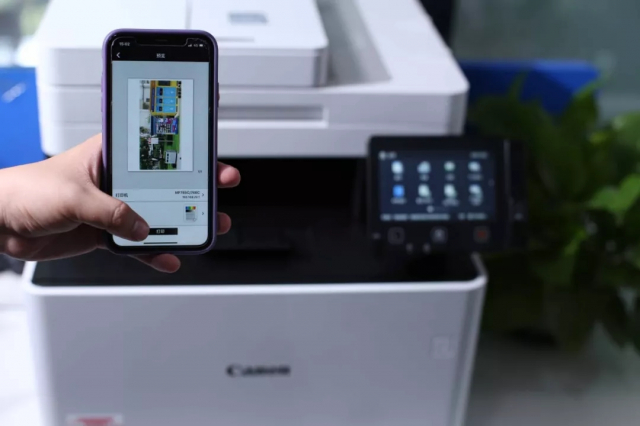 员工通过打印机的WiFi打印功能打印手机中的效果图
