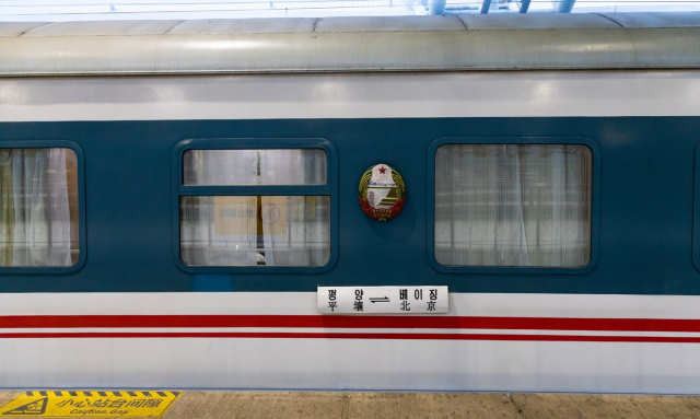 EOS RP / RF24-105mm F4 L IS USM / 1/100秒 F4 ISO6400 北京开往平壤的火车