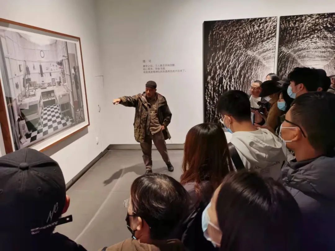 艺术家蔡东东为观众介绍个人摄影作品 