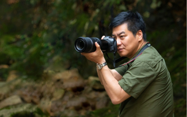 中国野生动物摄影家、国际奥赛金奖获得者肖戈使用EOS R5/RF600mm F11镜头拍摄鸟类生活状态